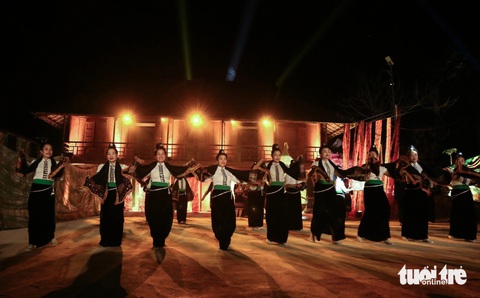 Show diễn thực cảnh cũng chính là màn biểu diễn đặc biệt của hơn 50 chị em phụ nữ ở xã Noong Luống cùng các diễn viên chuyên nghiệp - Ảnh: TRẦN DŨNG Show diễn thực cảnh cũng chính là màn biểu diễn đặc biệt của hơn 50 phụ nữ ở xã Noong Luống cùng các diễn viên chuyên nghiệp - Ảnh: TRẦN DŨNG