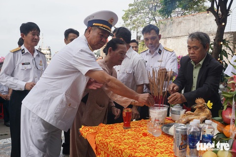 Dâng hương tưởng niệm liệt sĩ hy sinh trong trận Gạc Ma ở Đà Nẵng- Ảnh 3. Ban liên lạc Hội cựu chiến binh công binh Hải Quân TP Đà Nẵng tổ chức lễ tưởng niệm 36 năm ngày hi sinh các anh hùng liệt sĩ tại đảo Gạc Ma - Ảnh: TAM XUÂN