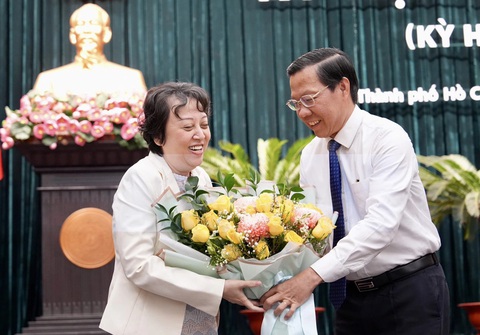 Bổ sung ủy viên UBND TP.HCM với bà Phạm Khánh Phong Lan- Ảnh 1. Chủ tịch UBND TP.HCM Phan Văn Mãi trao hoa chúc mừng bà Phạm Khánh Phong Lan - Ảnh: HỮU HẠNH