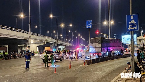 Thêm giải pháp xóa điểm đen tai nạn vòng xoay An Sương- Ảnh 1. Khu vực vòng xoay An Sương thường xuyên xảy ra ùn tắc, va chạm giao thông. Trong ảnh là hiện trường vụ tai nạn giao thông xảy ra ngày 28-2 vừa qua - Ảnh: NGỌC KHẢI