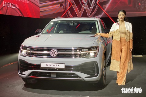Volkswagen Teramont X ra mắt Việt Nam, giá từ 1,998 tỉ- Ảnh 1. Tại sự kiện, 2 phiên bản được giới thiệu là Teramont X Platinum (đỏ) và Luxury (xám). So với các đối thủ như Ford Explorer và Hyundai Palisade, chỉ Teramont có biến thể 5 chỗ là Teramont X. Teramont X ngắn hơn 180mm so với Teramont, với kích thước tổng thể 4.917 x 1.989 x 1.781 (mm), trục cơ sở 2.980mm