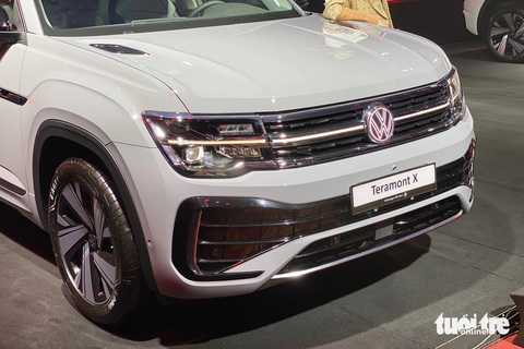 Volkswagen Teramont X ra mắt Việt Nam, giá từ 1,998 tỉ- Ảnh 3. Bản Teramont X được nhập về Việt Nam có 2 gói ngoại thất. Bản Platinum được trang bị gói thể thao R-Line với nhiều chi tiết sơn đen bóng, như lưới tản nhiệt, ốp gương, mâm, viền kính... Bản Luxury (ảnh) sử dụng nhiều chi tiết chrome sáng màu. Logo của xe là loại phát sáng