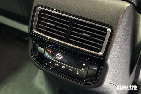 Volkswagen Teramont X ra mắt Việt Nam, giá từ 1,998 tỉ- Ảnh 8. Bên trong Teramont X được thiết kế tối giản với ít nút bấm vật lý. Các trang bị tiện nghi nổi bật trên bản Platinum có màn hình 10,3 inch sau vô-lăng và loại 12 inch trung tâm có hỗ trợ Apple CarPlay/Android Auto, âm thanh 12 loa Harman Kardon (700 watt, gồm 1 sub), phanh đỗ điện tử, sạc không dây, điều hòa tự động 3 vùng và cửa sổ trời toàn cảnh...