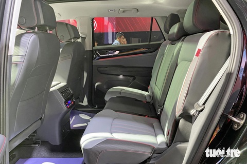 Volkswagen Teramont X ra mắt Việt Nam, giá từ 1,998 tỉ- Ảnh 10. Ghế xe được bọc da 2 tông màu. Ghế trước chỉnh điện 8 hướng, nhớ 3 vị trí, tích hợp sưởi. Cốp xe tích hợp mở điện rảnh tay