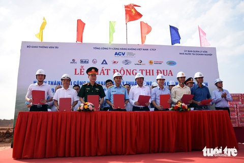 Thi đua hoàn thành đường cất hạ cánh sân bay Long Thành vượt tiến độ 3 tháng- Ảnh 2. Các đơn vị thực hiện hạng mục đường cất hạ cánh ký kết thi đua - Ảnh: A LỘC