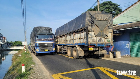 Không chỉ có xe tải chở vật liệu xây dựng phục vụ cao tốc Bắc - Nam, tuyến quốc lộ 25 còn phải Không chỉ có xe tải chở vật liệu xây dựng phục vụ cao tốc Bắc - Nam, mỗi ngày quốc lộ 25 qua huyện Phú Hòa còn phải "gánh" hàng ngàn xe tải trọng lớn