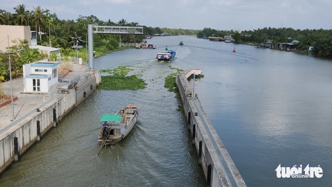 Chuẩn bị đóng cống Cái Lớn - Cái Bé để ngăn mặn xâm nhập sâu vào đất liền- Ảnh 4. Âu thuyền Vàm Bà Lịch ở cống Cái Bé đã vận hành cho tàu thuyền qua lại - Ảnh: BỬU ĐẤU
