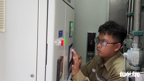 Chuẩn bị đóng cống Cái Lớn - Cái Bé để ngăn mặn xâm nhập sâu vào đất liền- Ảnh 5. Nhân viên kỹ thuật của cống Cái Lớn đang thiết lập thông số để vận hành cống - Ảnh: BỬU ĐẤU