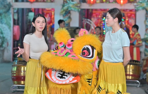 Hoa hậu Thùy Tiên và Lương Thùy Linh trải nghiệm công việc múa lân, múa rồng - Ảnh: BTC Hoa hậu Thùy Tiên và Lương Thùy Linh trải nghiệm công việc múa lân, múa rồng - Ảnh: BTC