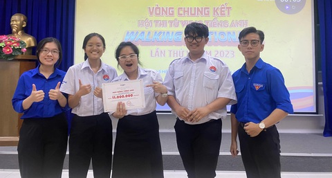 Sinh viên nói gì về đồng phục trường mình?- Ảnh 3. Huỳnh Danh (thứ 4 từ trái qua) trong màu áo đồng phục trường - Ảnh: NVCC