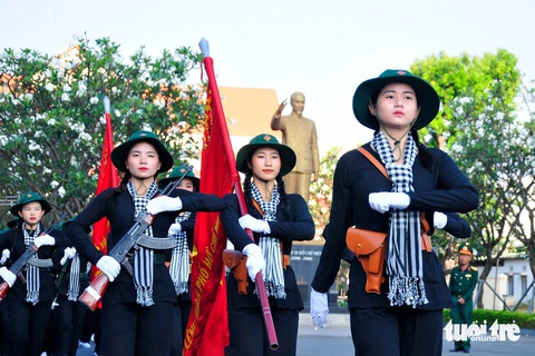 92 nữ dân quân TP.HCM đến Hà Nội huấn luyện diễu binh kỷ niệm chiến thắng Điện Biên Phủ- Ảnh 1. Nữ dân quân TP.HCM luyện tập trước khi xuất quân tham gia diễu binh, diễu hành kỷ niệm 70 năm chiến thắng Điện Biên Phủ (7-5-1954 - 7-5-2024) - Ảnh: HỮU TÂN