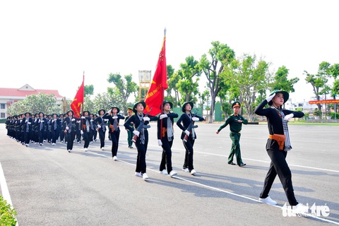 92 nữ dân quân TP.HCM đến Hà Nội huấn luyện diễu binh kỷ niệm chiến thắng Điện Biên Phủ- Ảnh 4. 92 nữ dân quân TP.HCM đến Hà Nội huấn luyện diễu binh kỷ niệm chiến thắng Điện Biên Phủ- Ảnh 4.