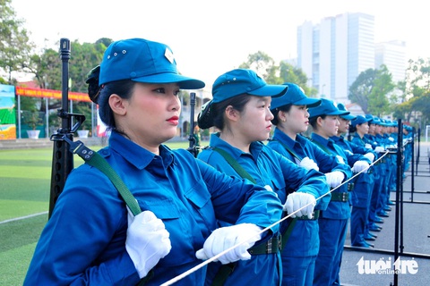 92 nữ dân quân TP.HCM đến Hà Nội huấn luyện diễu binh kỷ niệm chiến thắng Điện Biên Phủ- Ảnh 5. 92 nữ dân quân TP.HCM đến Hà Nội huấn luyện diễu binh kỷ niệm chiến thắng Điện Biên Phủ- Ảnh 5.