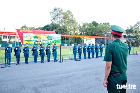 92 nữ dân quân TP.HCM đến Hà Nội huấn luyện diễu binh kỷ niệm chiến thắng Điện Biên Phủ- Ảnh 7. 92 nữ dân quân TP.HCM đến Hà Nội huấn luyện diễu binh kỷ niệm chiến thắng Điện Biên Phủ- Ảnh 7.