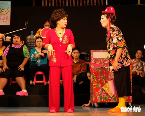 Vở Lẹ lẹ trễ phà của sân khấu Trương Hùng Minh - Ảnh: LINH ĐOAN Vở Lẹ lẹ trễ phà của sân khấu Trương Hùng Minh - Ảnh: LINH ĐOAN