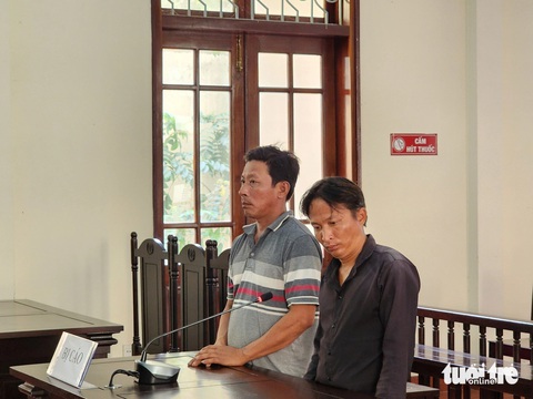 Chưa đóng tiền phạt, 2 người đàn ông lại đi hút cát trộm lãnh hơn 2 năm tù- Ảnh 1. Hai bị cáo Hia (phải) và Nhân tại phiên tòa xét xử sơ thẩm - Ảnh: HOÀI THƯƠNG