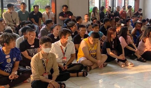 Đang xác minh vụ 2 người Việt bị bắn chết vì đi cướp ở Malaysia- Ảnh 1. Nhóm người nước ngoài bị cơ quan chức năng Campuchia bắt giữ hôm 9-3 - Ảnh: Khmer Times