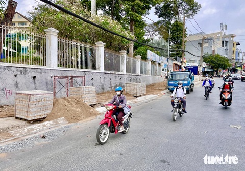 Nhà thầu Anh Vinh bị cấm làm đường Võ Văn Ngân khi mới được 50% dự án- Ảnh 1. Đường Võ Văn Ngân đang được nhà thầu đẩy nhanh tiến độ xây dựng các hạng mục còn lại. Hình ảnh ghi nhận chiều 13-3 - Ảnh: CHÂU TUẤN