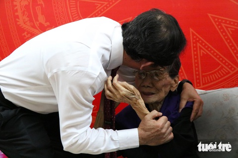 Bí thư Thành ủy TP.HCM gửi cái hôn chân tình và tâm tình rằng dù nhà thơ Lê Giang chuyển sinh hoạt Đảng về Bình Dương nhưng tình cảm của TP.HCM dành cho cụ vẫn mãi nguyên vẹn - Ảnh: CẨM NƯƠNG Bí thư Thành ủy TP.HCM gửi cái ôm chân tình và tâm tình rằng dù nhà thơ Lê Giang chuyển sinh hoạt Đảng về Bình Dương nhưng tình cảm của TP.HCM dành cho cụ vẫn mãi nguyên vẹn - Ảnh: CẨM NƯƠNG
