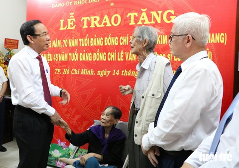 Bí thư Thành ủy TP.HCM (bìa trái) thăm hỏi gia đình nhạc sĩ Lư Nhất Vũ và nhà thơ Lê Giang - Ảnh: CẨM NƯƠNG Bí thư Thành ủy TP.HCM (bìa trái) thăm hỏi gia đình nhạc sĩ Lư Nhất Vũ và nhà thơ Lê Giang - Ảnh: CẨM NƯƠNG