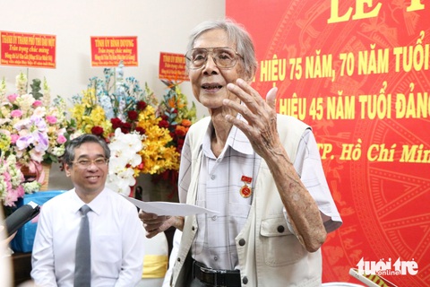 Nhạc sĩ Lư Nhất Vũ xúc động chia sẻ niềm vui khi đoàn đại biểu Thành ủy TP.HCM và Tỉnh ủy Bình Dương đến thăm - Ảnh: CẨM NƯƠNG Nhạc sĩ Lư Nhất Vũ xúc động chia sẻ niềm vui khi đoàn đại biểu Thành ủy TP.HCM và Tỉnh ủy Bình Dương đến thăm - Ảnh: CẨM NƯƠNG
