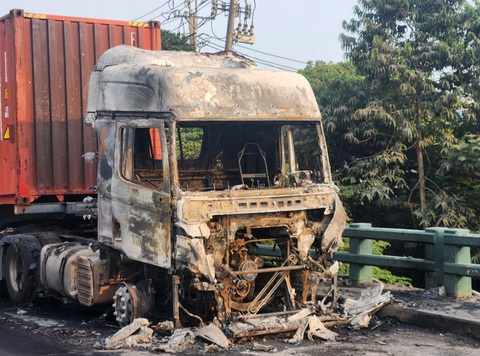 Đầu xe container bốc cháy ngùn ngụt kèm theo tiếng nổ trên cầu Xáng, huyện Bình Chánh- Ảnh 2. Phần đầu xe container bị hư hỏng nặng - Ảnh: B.H.