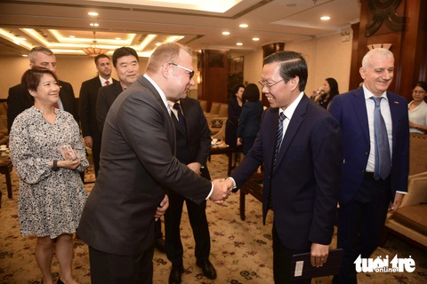 TP.HCM lập tổ công tác giải quyết khó khăn, vướng mắc cho doanh nghiệp FDI- Ảnh 1. Chủ tịch UBND TP.HCM Phan Văn Mãi trò chuyện với ông Piotr (Peter) Harasimowicz, trưởng đại diện Trung tâm Xúc tiến và đầu tư Ba Lan tại Việt Nam - Ảnh: QUANG ĐỊNH
