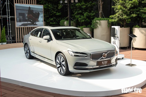 Giá Volvo S90 Ultimate Recharge được ấn định ở mức 2,89 tỉ đồng. Đây là mẫu xe hoàn thiện dải sản phẩm plug-in hybrid của Volvo Việt Nam, bên cạnh XC60 Recharge và XC90 Recharge, trước khi bước sang kỷ nguyên xe thuần điện.