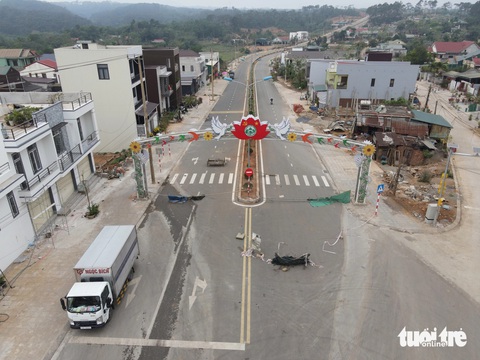 Khôi hài dân rào chắn đường 70 tỉ vì huyện 'thất hứa'- Ảnh 2. Phần đất ông Trung bị thu hồi phục vụ dự án là 1.000 m² , rộng toàn bộ mặt đường, vỉa hè - Ảnh: HOÀNG TÁO