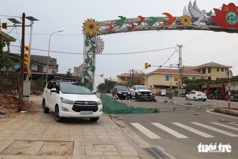 Khôi hài dân rào chắn đường 70 tỉ vì huyện 'thất hứa'- Ảnh 4. Xe con leo lên vỉa hè để đi lại - Ảnh: HOÀNG TÁO