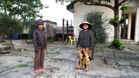 Giao đất làm cảng cá, 26 năm chưa nhận được đền bù- Ảnh 1. Bà Nguyễn Thị Nghĩa (trái) và bà Nguyễn Thị Bốn trên mảnh đất của gia đình, giờ thuộc cảng cá Nam Cửa Việt - Ảnh: H.TÁO