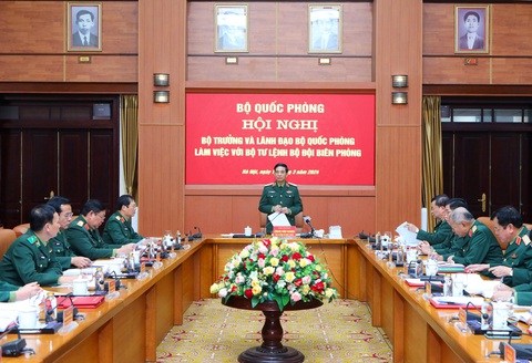Bộ trưởng Quốc phòng đề nghị Bộ đội biên phòng chuyển đổi số, nâng chất kiểm soát xuất nhập cảnh- Ảnh 1. Đại tướng Phan Văn Giang - bộ trưởng Bộ Quốc phòng - chủ trì hội nghị làm việc với lãnh đạo chủ chốt Bộ tư lệnh Bộ đội biên phòng - Ảnh: MOD