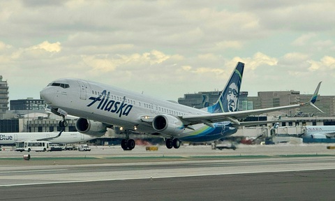 Máy bay Boeing 737 của Alaska Airlines cất cánh ở sân bay quốc tế Los Angeles, Mỹ, ngày 6-3 - Ảnh: AFP Máy bay Boeing 737 của Alaska Airlines cất cánh ở sân bay quốc tế Los Angeles, Mỹ, ngày 6-3 - Ảnh: AFP