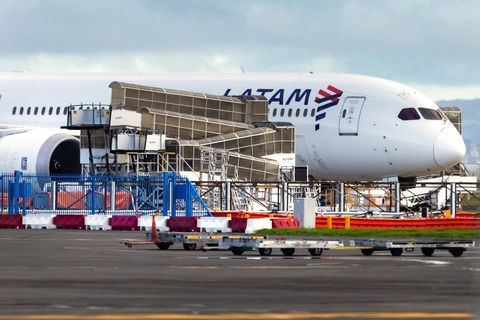 Máy bay Boeing 737 Dreamliner của hãng LATAM Airlines trên đường băng sân bay quốc tế Auckland, New Zealand, ngày 12-3 - Ảnh: AFP Máy bay Boeing 787 Dreamliner của Hãng LATAM Airlines trên đường băng sân bay quốc tế Auckland, New Zealand, ngày 12-3 - Ảnh: AFP