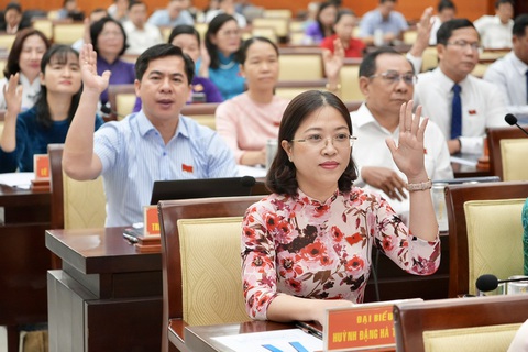 Phường, xã TP.HCM tăng bao nhiêu biên chế theo nghị quyết 98?- Ảnh 1. Các đại biểu biểu quyết thông qua các tờ trình - Ảnh: HỮU HẠNH