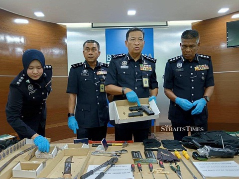 Đang xác minh vụ 2 người Việt bị bắn chết vì đi cướp ở Malaysia- Ảnh 2. Cảnh sát Malaysia trưng bày các vũ khí thu được từ xe các nghi phạm - Ảnh chụp màn hình báo New Straits Times