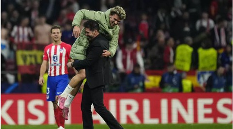 Diego Simeone đã tạo nên môi trường không bao giờ chết ở Atletico Madrid- Ảnh 1. HLV Diego Simeone ẵm tiền đạo Antoine Griezmann ăn mừng chiến thắng - Ảnh: Getty