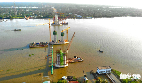 Nếu tháng 3-2024 không nhận đủ mặt bằng, cầu Rạch Miễu 2 không thể xong vào tháng 10-2025- Ảnh 1. Các trụ cầu Rạch Miễu 2 đang được thi công - Ảnh: MẬU TRƯỜNG