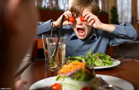 Cha mẹ châu Âu dạy con: Nơi đông người, nói đủ nghe trong vòng 1m- Ảnh 1. Ở không gian công cộng, người châu Âu tin rằng mọi người cần có sự riêng tư ngay khi sử dụng chung - Ảnh minh họa: Momsranting