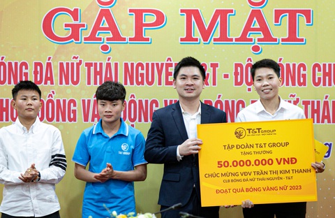 CLB bóng đá nữ Thái Nguyên công bố 3 bản hợp đồng 'bom tấn'- Ảnh 1. Kim Thanh (phải, ngoài cùng) và Bích Thùy (trái, ngoài cùng) gia nhập CLB Thái Nguyên - Ảnh: T&T