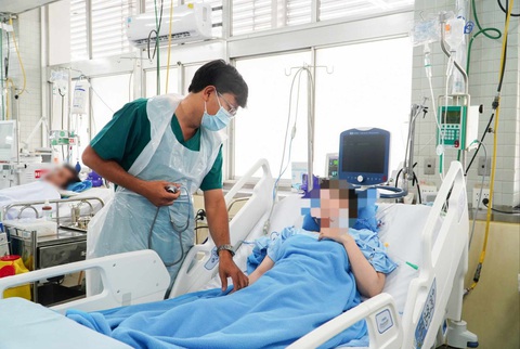 Các bác sĩ Bệnh viện Chợ Rẫy (TP.HCM) đang thăm khám cho thai phụ T. sau phẫu thuật - Ảnh: Bệnh viện cung cấp Các bác sĩ Bệnh viện Chợ Rẫy (TP.HCM) đang thăm khám - Ảnh: Bệnh viện cung cấp
