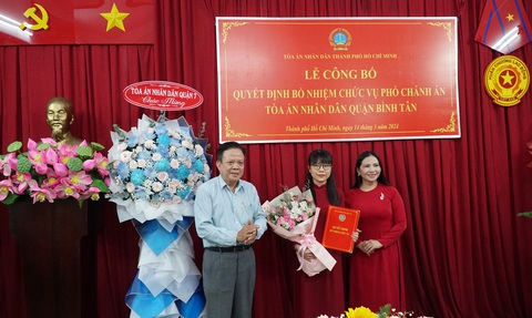 Nữ thẩm phán được bổ nhiệm làm phó chánh án Tòa án quận Bình Tân- Ảnh 1. Thẩm phán Đoàn Thị Lệ Hoa (giữa) nhận quyết định bổ nhiệm giữ chức vụ phó chánh án Tòa án nhân dân quận Bình Tân - Ảnh: ĐAN THUẦN