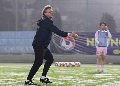 HLV Philippe Troussier vẫn sát sao chỉ đạo từng động tác như thường lệ - Ảnh: VFF HLV Philippe Troussier vẫn sát sao chỉ đạo từng động tác như thường lệ - Ảnh: VFF