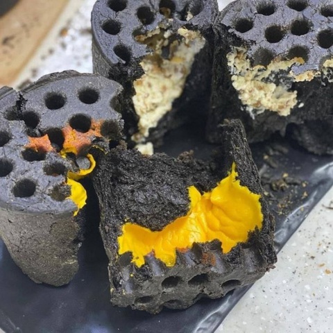 Bánh than tổ ong, nhìn quá ớn mà sao gây sốt?- Ảnh 3. Để ăn bánh than tổ ong ngon và trọn vị thì phải có các loại xốt phô mai, xốt trứng muối bên trong - Ảnh: Internet