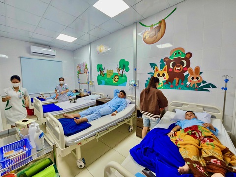 Còn 141 bệnh nhân đang điều trị sau vụ ăn cơm gà ở Nha Trang- Ảnh 1. Các bệnh nhi bị ngộ độc sau khi ăn cơm gà đang được điều trị tại Bệnh viện đa khoa Sài Gòn - Nha Trang - Ảnh: MINH CHIẾN