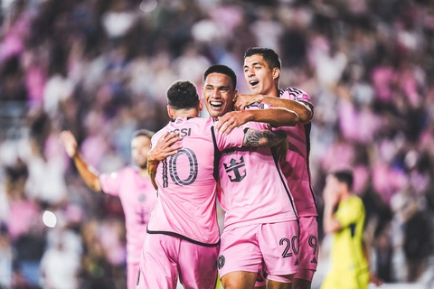 Đá 50 phút, Messi ghi 1 bàn và 1 pha kiến tạo giúp Inter Miami vào tứ kết Champions Cup- Ảnh 1. Messi cùng đồng đội Inter Miami ăn mừng chiến thắng trước Nashville - Ảnh: AP