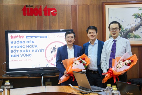 Nhà báo Võ Hùng Thuật, giám đốc Trung tâm dịch vụ truyền thông báo Tuổi Trẻ, tặng hoa cho khách mời - Ảnh: PHƯƠNG QUYÊN Nhà báo Võ Hùng Thuật - giám đốc Trung tâm dịch vụ truyền thông báo Tuổi Trẻ, tặng hoa cho các khách mời giao lưu trực tuyến sáng 14-3 - Ảnh: PHƯƠNG QUYÊN