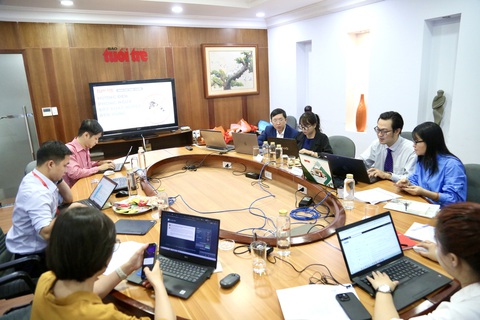 Ảnh: PHƯƠNG QUYÊN Buổi giao lưu trực tuyến "Hướng đến phòng ngừa sốt xuất huyết bền vững" sáng 14-3 tại tòa soạn báo Tuổi Trẻ - Ảnh: PHƯƠNG QUYÊN