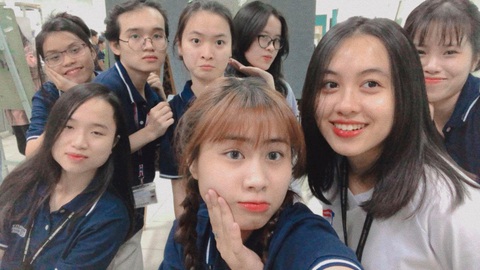 Sinh viên nói gì về đồng phục trường mình?- Ảnh 1. Anh Thy (thứ 2 từ trái qua, hàng dưới) chụp cùng các bạn trong khoa - Ảnh: NVCC