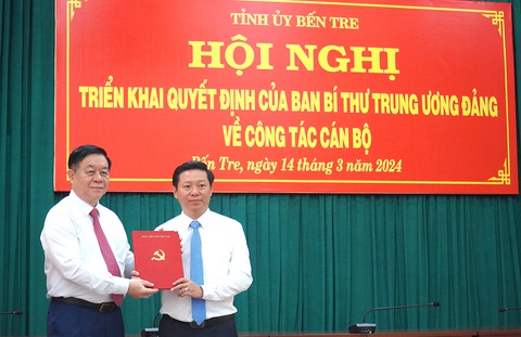 Phó Ban Tuyên giáo Trung ương về làm phó bí thư thường trực Tỉnh ủy Bến Tre- Ảnh 1. Ông Nguyễn Trọng Nghĩa, bí thư Trung ương Đảng, trưởng Ban Tuyên giáo Trung ương, trao quyết định nhận nhiệm vụ mới cho ông Trần Thanh Lâm - phó bí thư Tỉnh ủy Bến Tre - Ảnh: MẬU TRƯỜNG